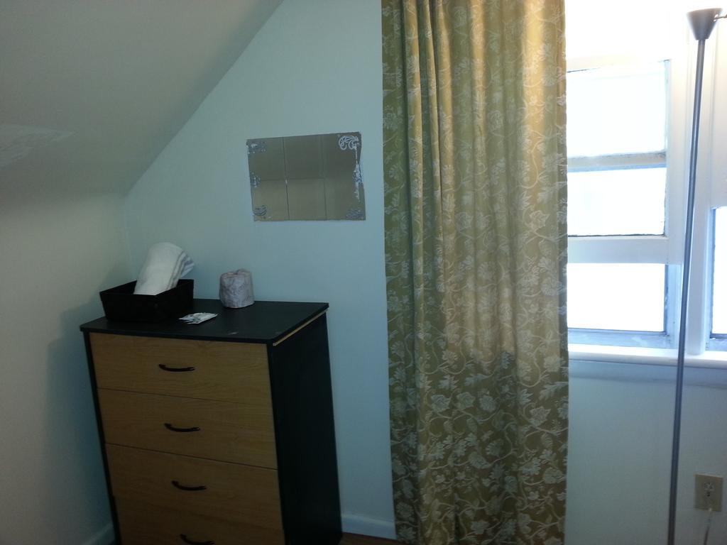 Hamilton West Lodge Room photo