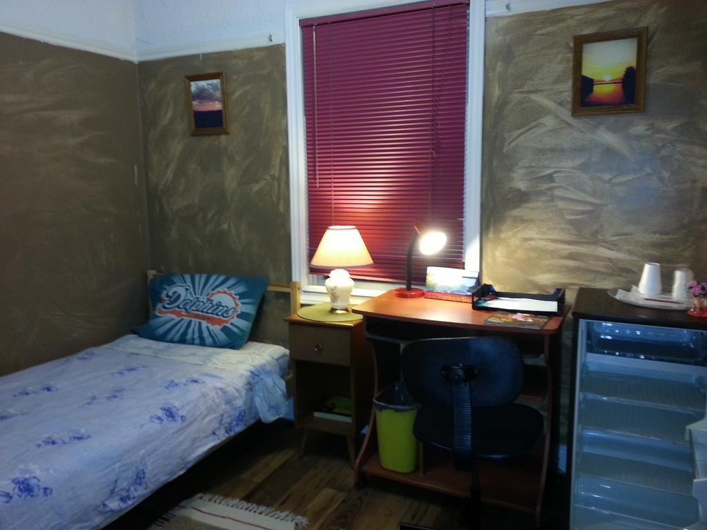 Hamilton West Lodge Room photo