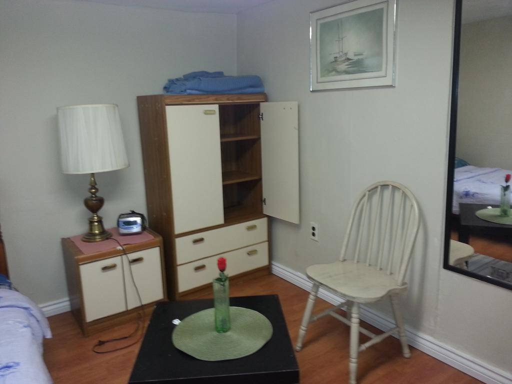 Hamilton West Lodge Room photo