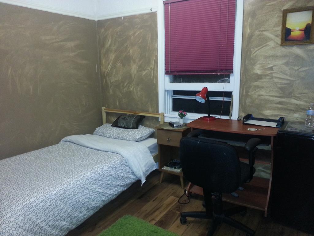 Hamilton West Lodge Room photo