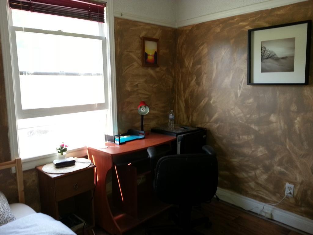 Hamilton West Lodge Room photo