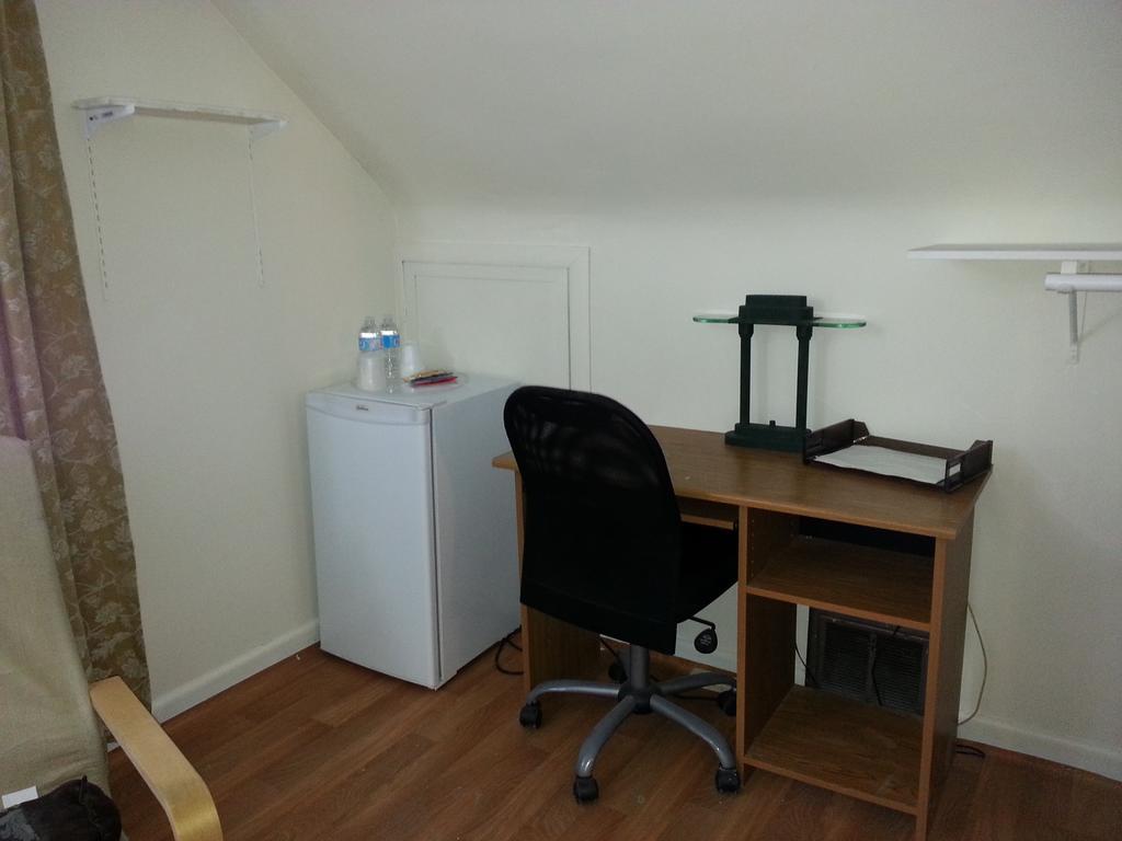 Hamilton West Lodge Room photo